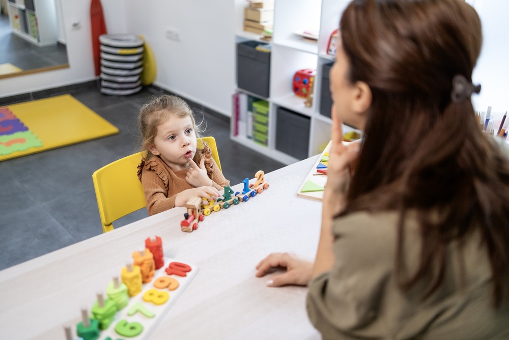 Speech,Therapist,Working,With,A,Young,Girl,,Focusing,On,Language